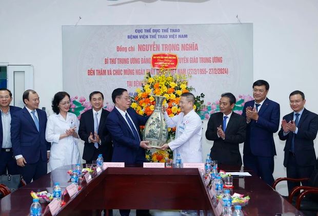 Bí thư Trung ương Đảng, Trưởng ban Tuyên giáo Trung ương thăm, chúc mừng một số cơ sở y tế