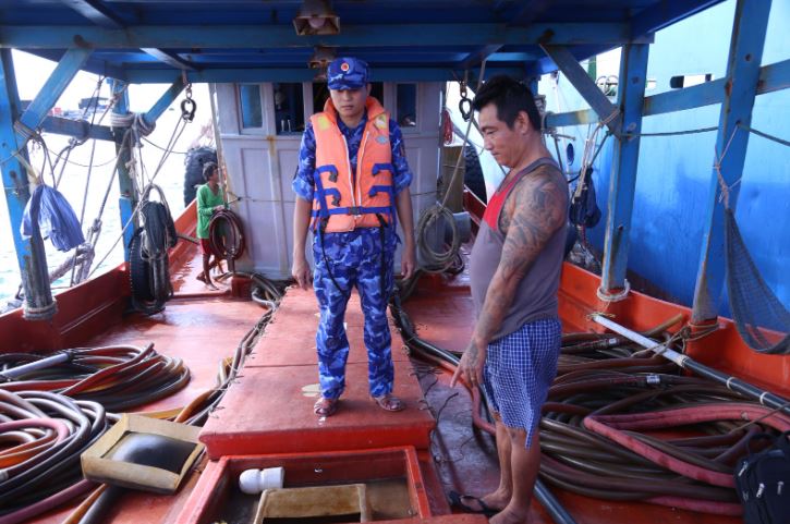 Cảnh sát biển liên tiếp bắt giữ tàu vận chuyển dầu DO trái phép