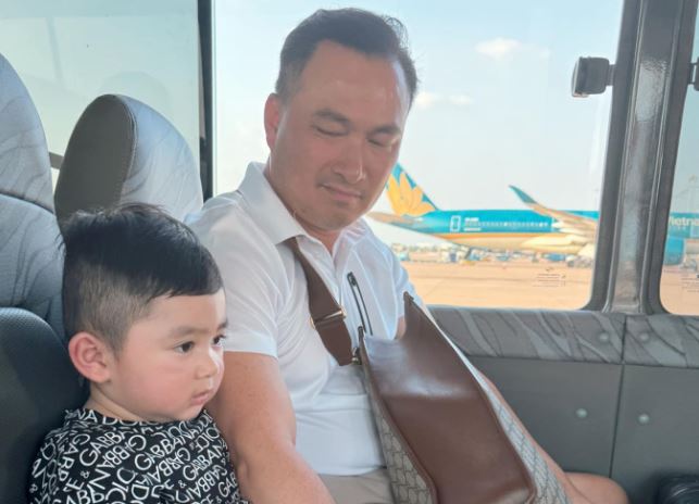 50 tuổi mới lại làm bố, nam diễn viên "Đồng tiền xương máu" chỉ lộ 1 chi tiết nhỏ mà được khen dạy con chuẩn quá!