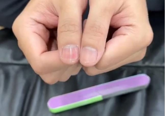 Nghịch dũa móng tay của vợ, chàng TikToker lên luôn xu hướng với clip triệu views khiến chị em hỏi mua tới tấp