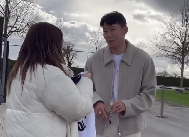 Son Heung-min từ chối yêu cầu ký tặng của fan nữ, ai cũng khen hết lời khi biết lý do đằng sau