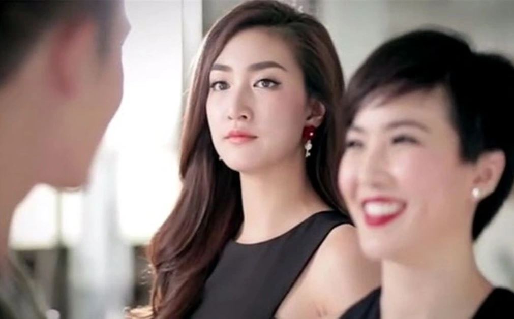 Đến nhà bạn thân của vợ, tôi luống cuống bỏ chạy khi thấy cô ấy không mảnh vải che thân nằm trong bồn tắm