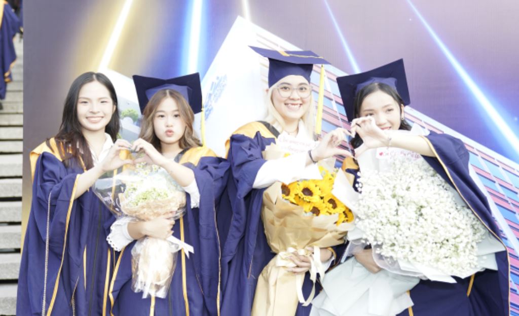 Chùm ảnh dàn trai xinh gái đẹp tại lễ tốt nghiệp trường ĐH Hoa Sen: Hôm nay chúng mình tỏa sáng nhất!