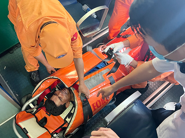 Cứu nạn kịp thời ngư dân có nguy cơ tử vong cao trên vùng biển Hoàng Sa