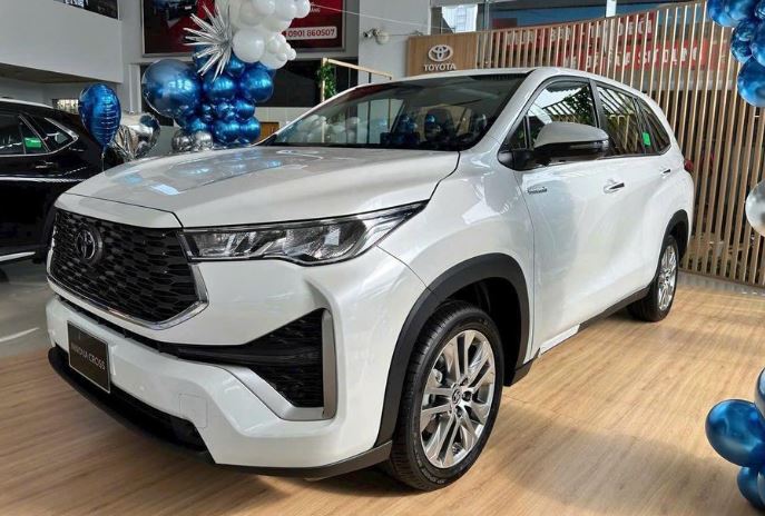 Toyota Innova Cross bị bán ‘bia kèm lạc’ với mức chênh 20 triệu đồng