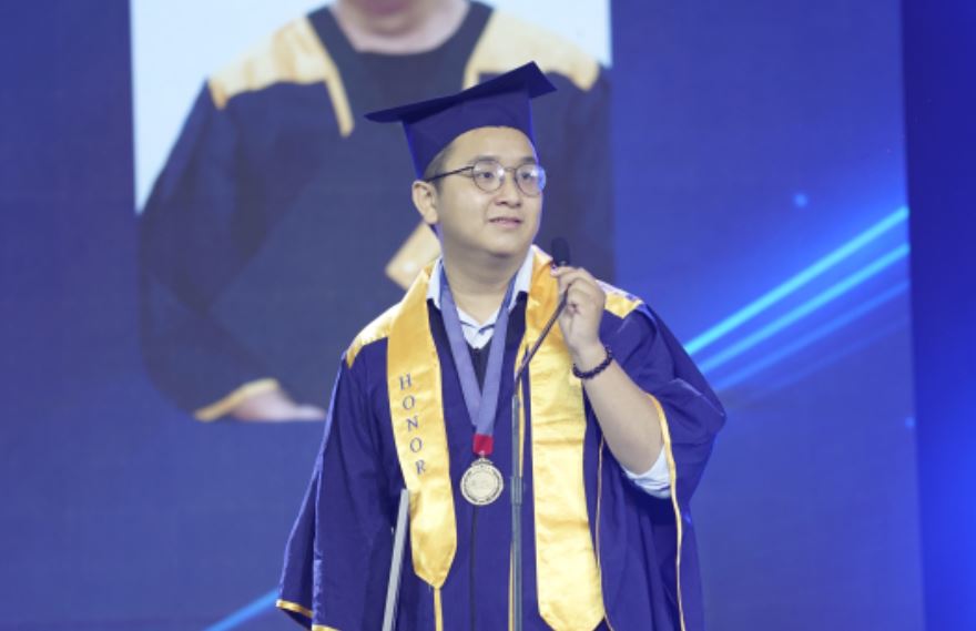 18 tuổi nghỉ học vì mông lung, 6 năm sau thành thủ khoa đầu ra ĐH và sự xuất hiện vỡ òa của "nhà đầu tư thiên thần"