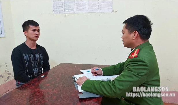 Bất chấp hiệu lệnh dừng xe, nam thanh niên tông thẳng vào cảnh sát rồi bỏ chạy