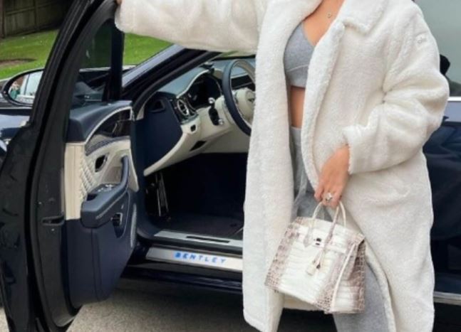 Choáng với số tiền bạn gái Ronaldo bỏ ra để mua chiếc túi đắt bậc nhất thế giới, bất ngờ với món đồ đựng bên trong