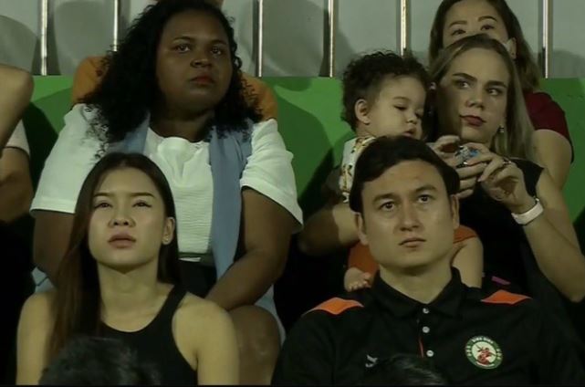 Đặng Văn Lâm vừa tình tứ với Yến Xuân tại Gala QBV, giờ lại trầm tư trên khán đài, có chuyện gì đây?