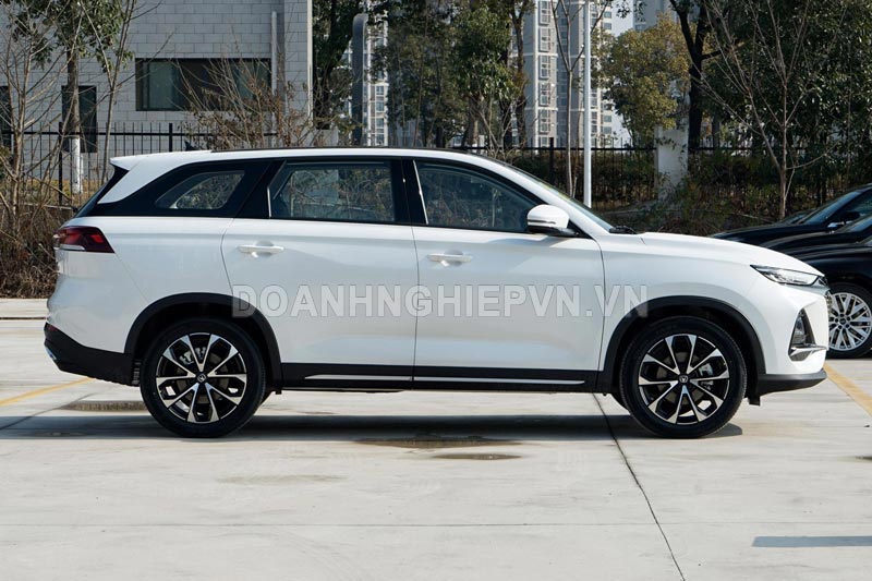 SUV động cơ tăng áp, kích thước ngang Toyota Fortuner, giá hơn 300 triệu đồng