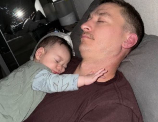 Ông bố "nghỉ thai sản" 7 tuần sau khi con thứ 2 chào đời, choáng váng nhận ra thực tế về "sự vô cảm" của bản thân trong quá khứ