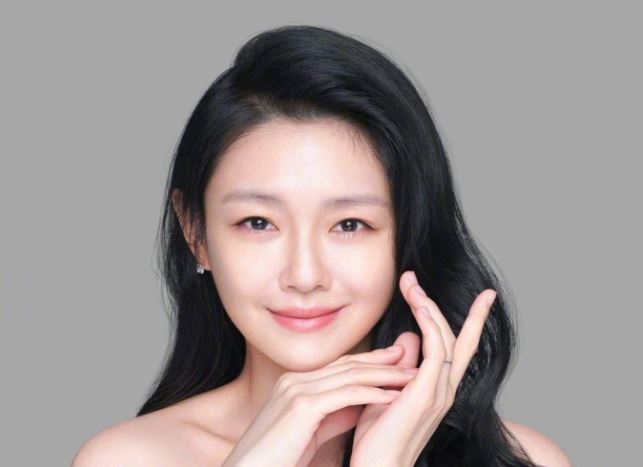 Bị chỉ trích vì vừa ly hôn 3 tháng đã lấy chồng mới, nhưng chỉ 1 hành động nhỏ đã giúp sao nữ này "cứu" hình tượng mẹ khéo