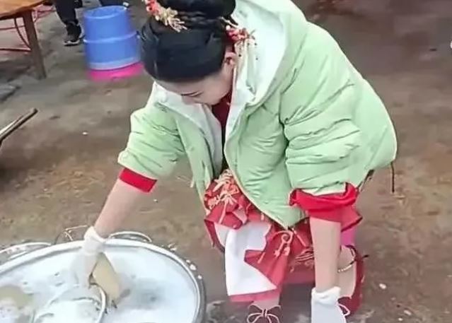 Tranh cãi cảnh cô dâu tất bật rửa bát trong ngày cưới, cách mẹ chồng đáp trả khi hàng xóm khuyên cô dâu nghỉ tay khiến dân mạng sục sôi