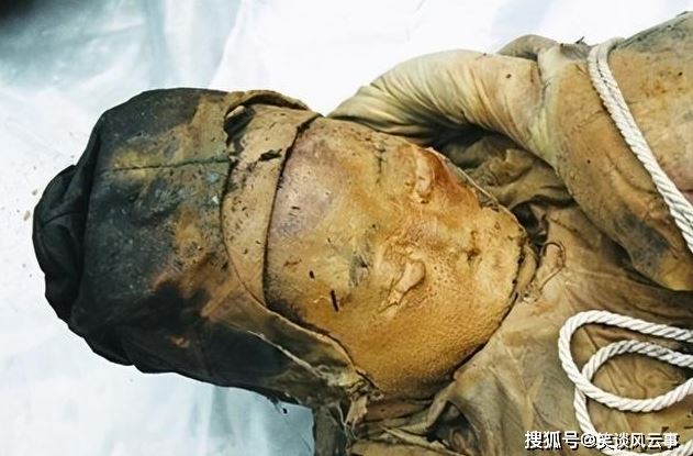 Giải mã xác ướp người phụ nữ còn nguyên vẹn, nhìn rõ cả lông mày, khi bỏ mũ còn để lộ thứ này khiến ai nấy kinh ngạc