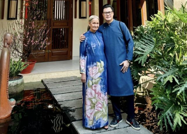 Nam ca sĩ đẹp trai, giàu có nhưng U50 vẫn không cưới vợ, sống cùng mẹ trong biệt thự phố 400m2 ở Sài Gòn