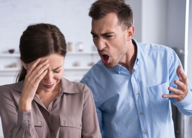 Đi làm quần quật "gánh vác gia đình", người đàn ông kinh ngạc khi vợ ở nhà kêu than không chịu nổi gánh nặng, ai mới là người thiệt thòi?