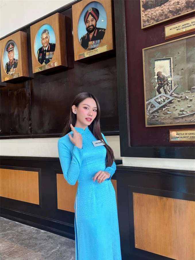 Hoa hậu Mai Phương chọn áo dài màu xanh - giống với màu chủ đạo của Miss World để tham gia hoạt động 