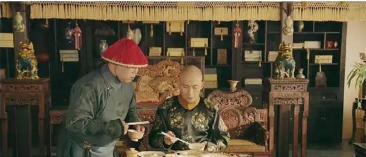 Một thái giám thân cận sẽ đứng cạnh hầu hạ hoàng đế ăn uống. (Ảnh: Sohu)