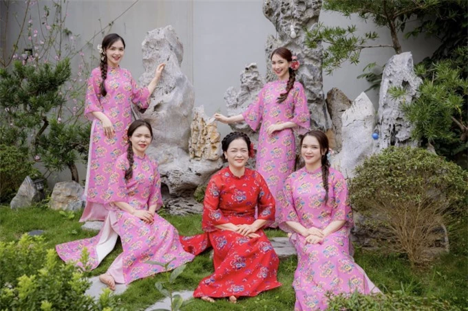Mẹ của Hòa Minzy tươi tắn chụp ảnh cùng các con gái