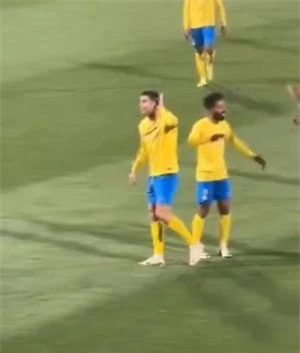 Ronaldo đưa tay lên tai hướng về phía fan đối thủ