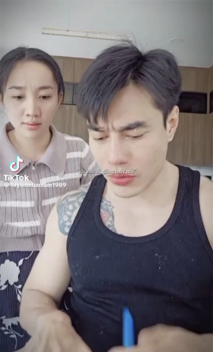 Lê Dương Bảo Lâm bất ngờ căng thẳng tìm giấy bút để viết giấy ly hôn vì bị vợ mắng ngay trên livestream 
