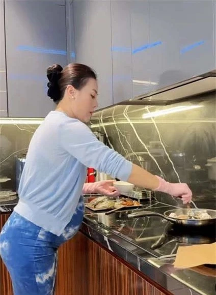 Bụng bầu to nhưng Phương Oanh vẫn chăm chỉ vào bếp, nấu ăn cho chồng
