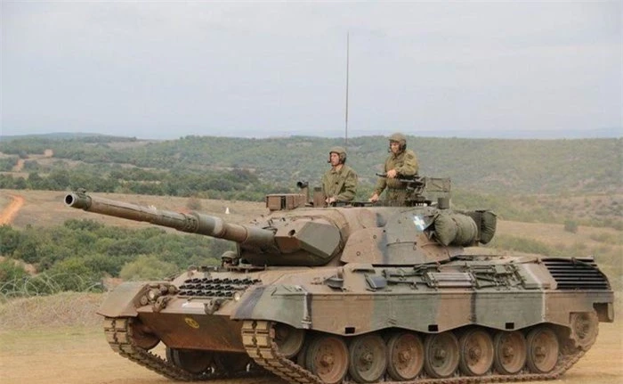 Công ty quốc phòng Hy Lạp EODH SA gần đây đã trình diễn dự án hiện đại hóa xe tăng Leopard 1A5, được thực hiện cùng với hai doanh nghiệp khác bao gồm KMW của Đức và DUMA của Tây Ban Nha.