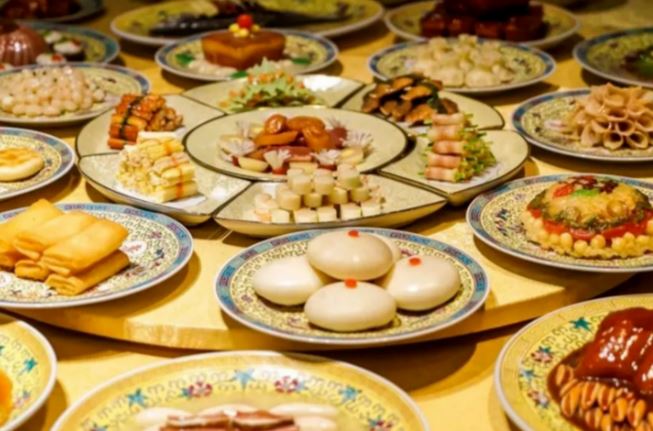 Hé lộ bữa ăn 120 món của hoàng đế và lý do ngài gắp không quá 3 miếng mỗi món