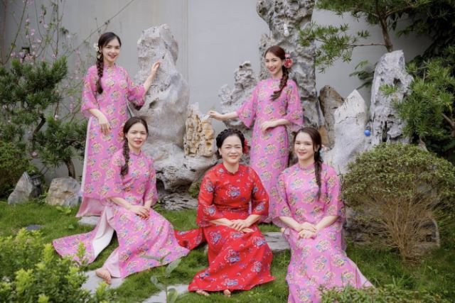 Hòa Minzy hiếm hoi đăng ảnh gia đình đầy đủ thành viên, diện mạo em trai út 2K gây sốt MXH