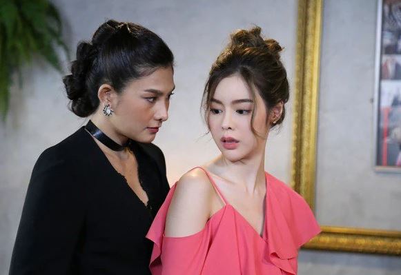 Vừa trông thấy con nợ ngồi khúm núm trong quán cà phê, tôi đánh rơi ngay cốc nước