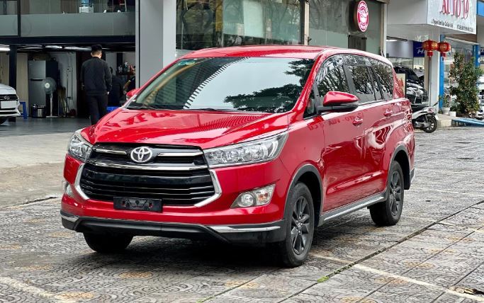 Xe đa dụng Toyota Innova cũ xuống giá không ngờ sau 6 năm sử dụng
