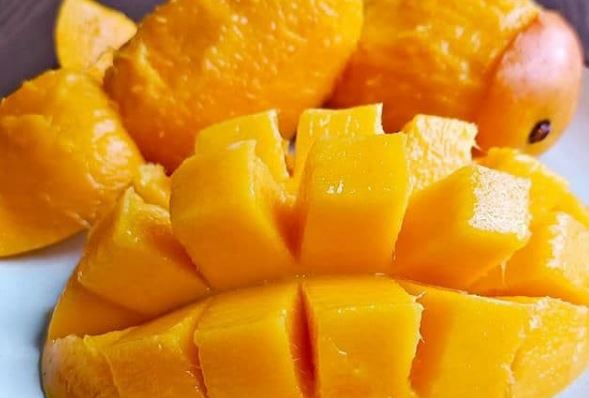 Hóa ra là có cách gọt xoài như vậy, học nhanh để không bị bẩn tay hay nước trái cây, thực sự rất dễ dàng