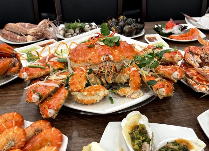 Đi hẹn hò lần đầu, cô gái gọi cả cua Hoàng Đế mang về nhà cho anh trai, nhìn hóa đơn mới sốc