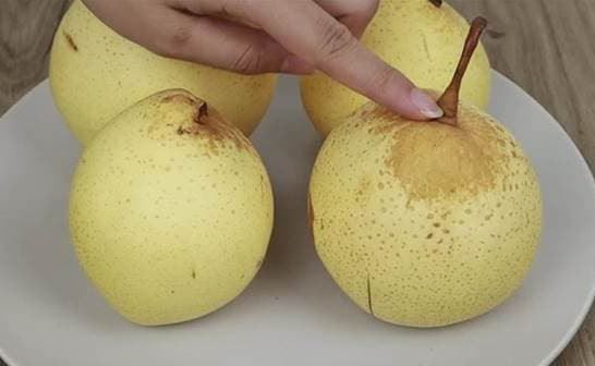 Khi mua lê, đừng chỉ chọn những quả to, hướng dẫn bạn 4 mẹo để dễ dàng chọn được 'lê cái' mỏng và mọng nước