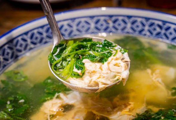 Hóa ra đây là thứ rau 'bổ nội tạng', xưa kia chỉ dùng cho Hoàng đế, nay mọc đầy trong vườn người Việt