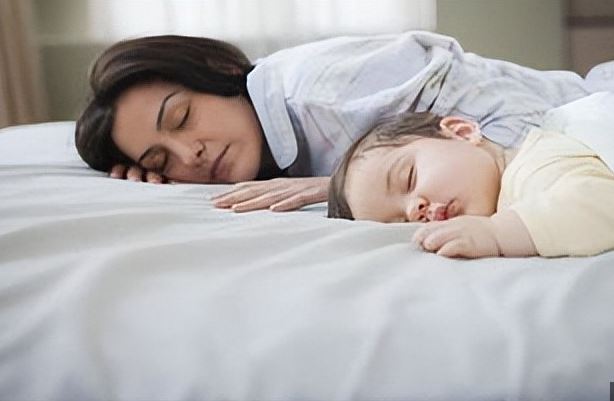 Tại sao hay trở mình khi ngủ, nằm yên hay trở mình tốt cho sức khỏe?