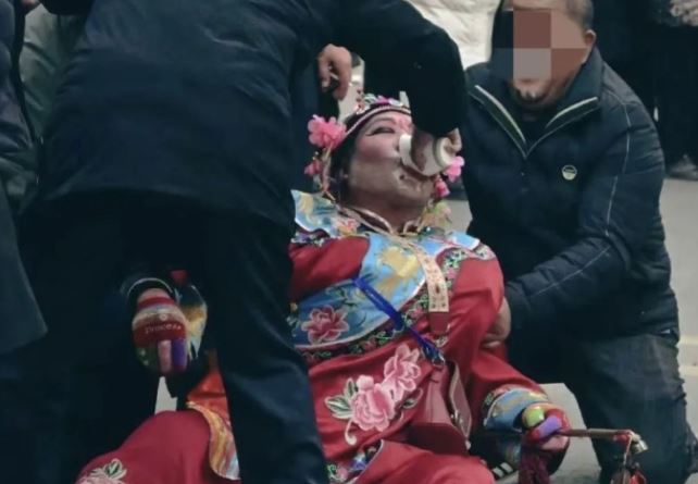 Sao nam qua đời giữa lúc diễn vì bị hàng chục khán giả ép rượu