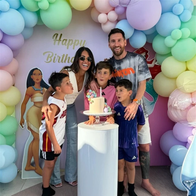 Antonela hạnh phúc đón sinh nhật bên gia đình, biểu cảm của 3 nhóc tì nhà Messi khiến nhiều người bật cười
