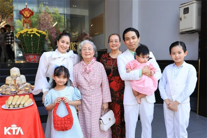 Người thân đến chúc mừng vợ chồng Khánh Thi và Phan Hiển 