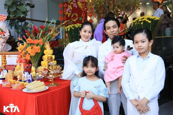 Gia đình 5 thành viên của Khánh Thi và Phan Hiển
