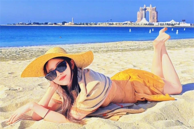 Ngoài ra, trong loạt ảnh “check in” trên bãi biển tuyệt đẹp ở Abu Dhabi, Lưu Diệc Phi còn khiến người hâm mộ không khỏi xuýt xoa với vẻ ngoài trẻ trung, rạng rỡ như thiếu nữ ở tuổi U40