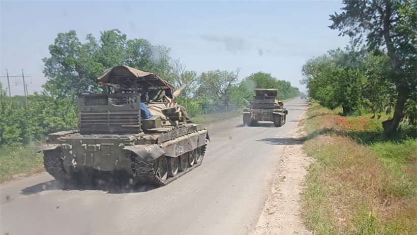 Nhóm xe tăng T-62M của Quân đội Nga với giáp tăng cường ở vùng Kherson thời điểm tháng 6/2022. Nhóm xe tăng T-62M của Quân đội Nga với giáp tăng cường ở vùng Kherson thời điểm tháng 6/2022.