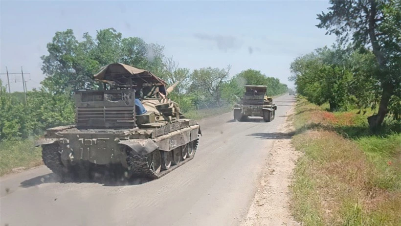 Nhóm xe tăng T-62M của Quân đội Nga với giáp tăng cường ở vùng Kherson thời điểm tháng 6/2022.