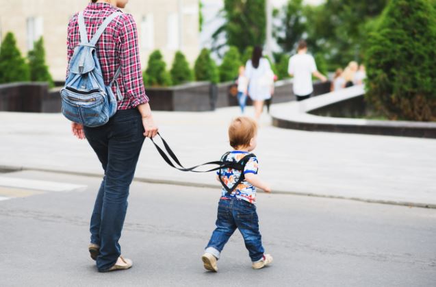 Bà mẹ bị "ném đá" vì dùng dây trói con lại để khỏi chạy lung tung, đã thế còn rao giảng đạo lý