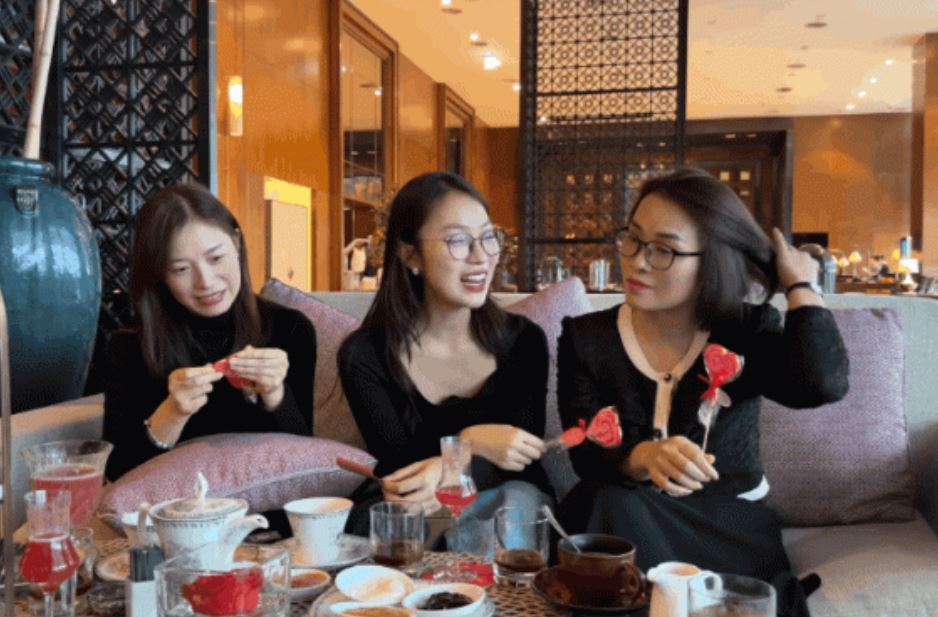 Khánh Vy để lộ khoảnh khắc quẹt thẻ đen, làm "phú bà" đưa chị gái đi shopping: Thích là mua, không cần sale hay nhìn giá!