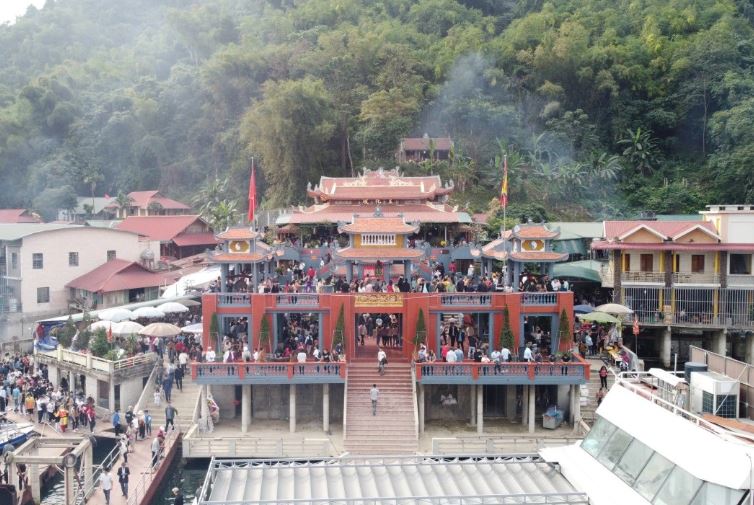 Du khách nườm nượp lễ đền Chúa Thác Bờ, thưởng thức đặc sản lòng hồ Hòa Bình