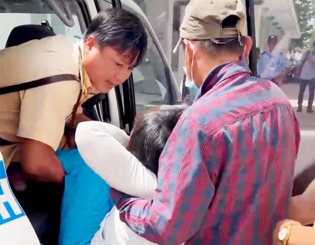 Cảnh sát giao thông dùng xe đặc chủng đưa bệnh nhân đi cấp cứu