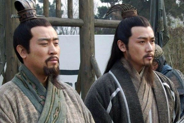 Lưu Bị yếu hơn Tôn Quân, Tào Tháo rất nhiều, vì sao Gia Cát Lượng lại chọn theo phe Lưu Bị?