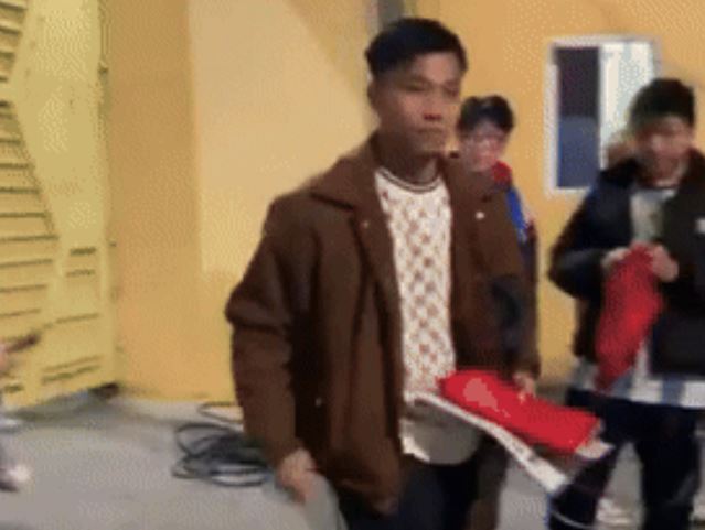 Văn Thanh lên đồ bảnh bao, được gái xinh lái xe sang 4 tỷ đến đón sau trận đấu