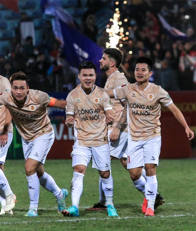 Tiền vệ Quang Hải góp công trong chiến thắng 3-1 của đội chủ nhà CAHN tại vòng 11 V.League 2023/24